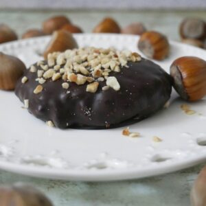 Ciastko marcepanowe z orzechami w gorzkiej czekoladzie