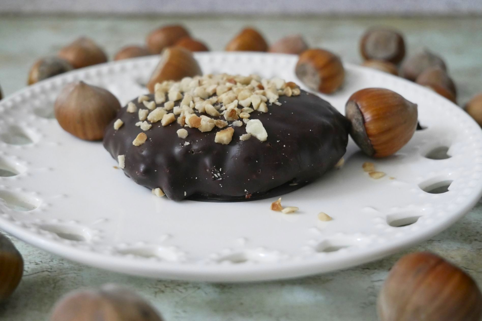 Ciastko marcepanowe z orzechami w gorzkiej czekoladzie